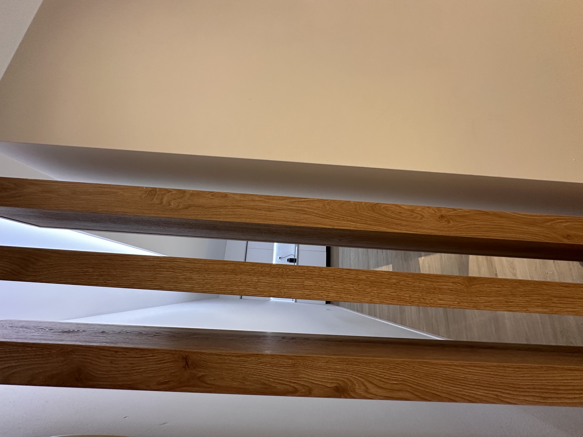 Dettaglio showroom G-Tech con finiture e illuminazione