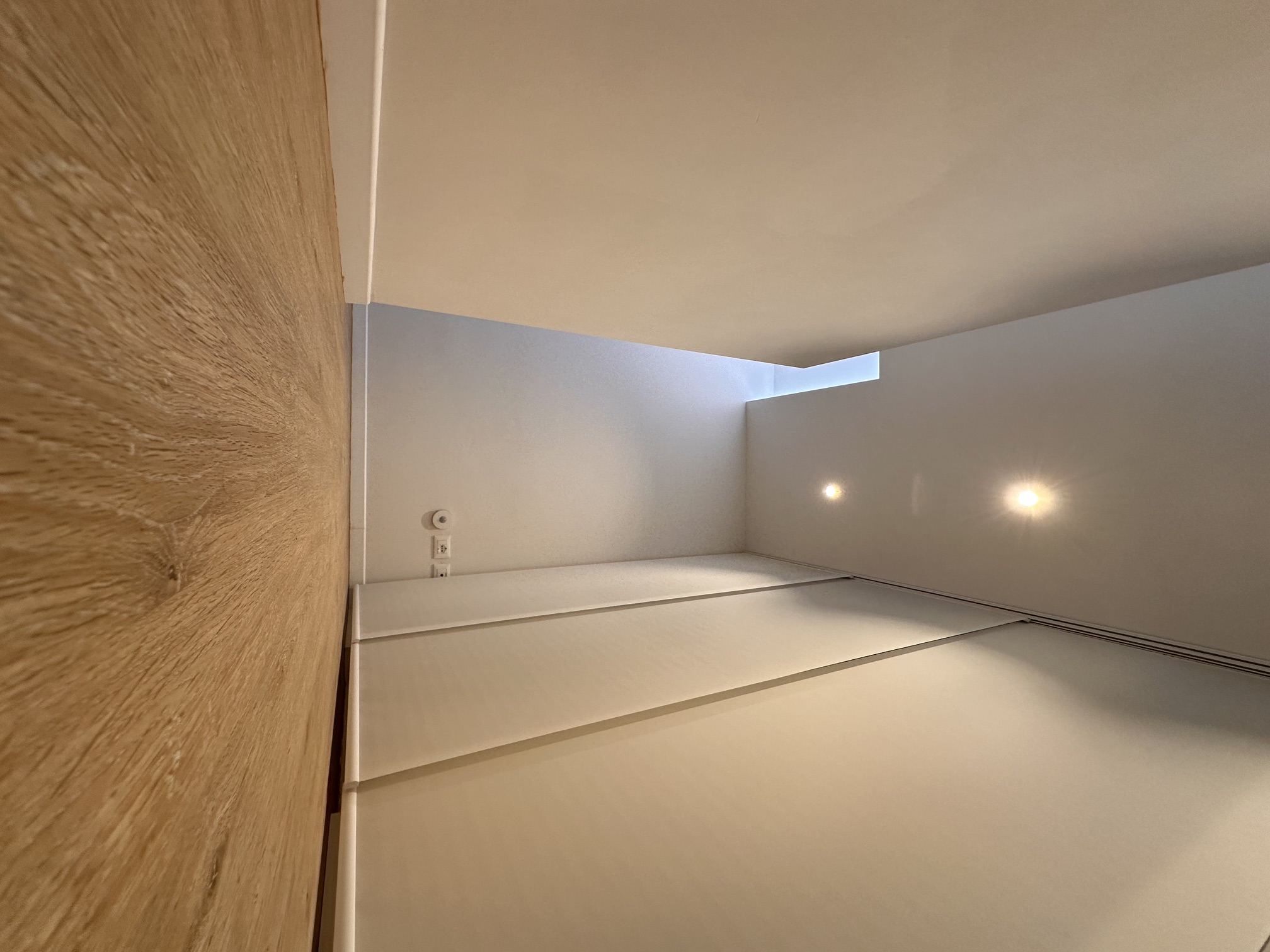 Zona showroom G-Tech con ambiente domotico