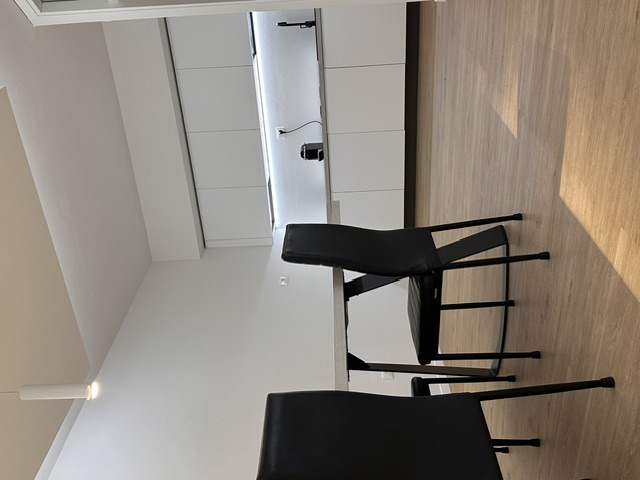 Dettaglio showroom G-Tech con zona operativa e luce integrata