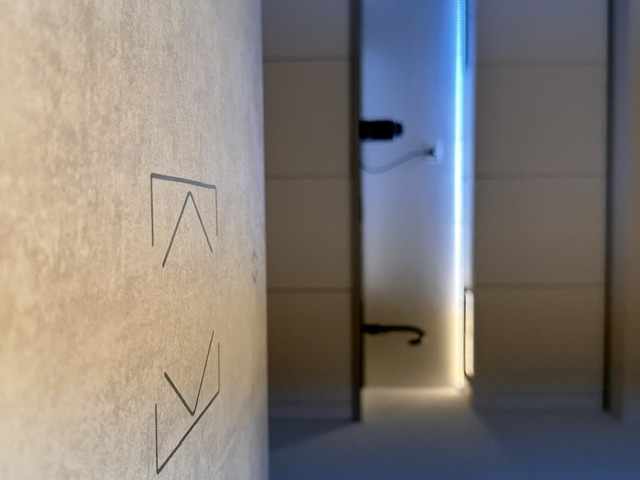 Dettaglio cucina showroom con illuminazione domotica