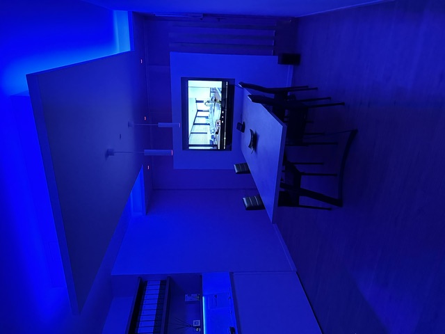 Showroom G-Tech con scenario luce e tavolo dimostrativo