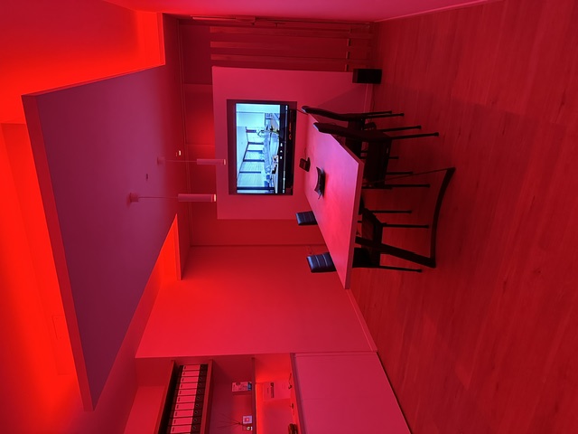 Showroom G-Tech con scenario luce rosso