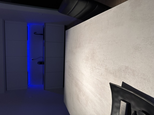 Showroom G-Tech con tavolo riunioni e illuminazione integrata