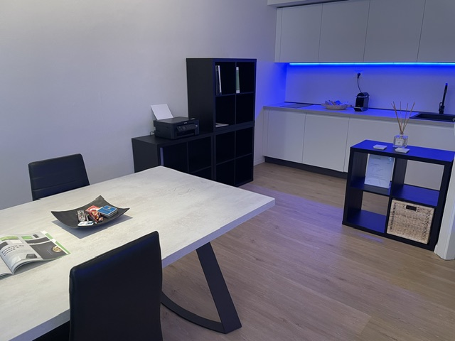 Showroom G-Tech con tavolo riunioni, TV e illuminazione domotica